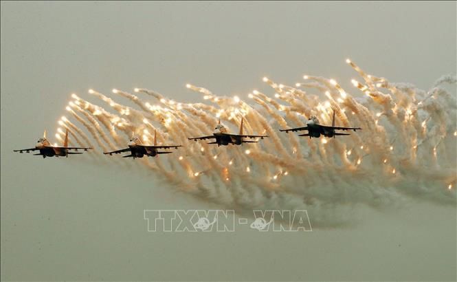 Biên đội 4 chiếc Su-30MK2 trình diễn trong ngày khai mạc với màn bay nhả đạn mồi bẫy tên lửa trên bầu trời. Ảnh: Lâm Khánh - TTXVN