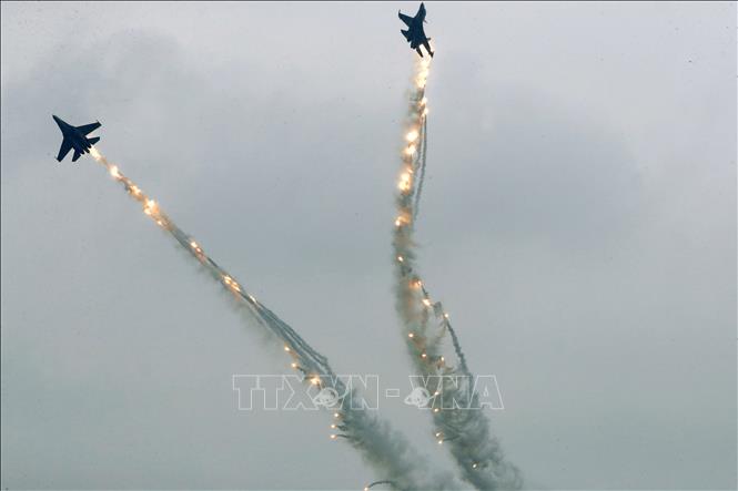 Hai chiếc Su-30MK2 trình diễn trong ngày khai mạc với màn bay nhả đạn mồi bẫy tên lửa trên bầu trời Hà Nội. Ảnh: Lâm Khánh - TTXVN