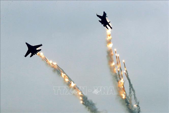 Hai chiếc Su-30MK2 trình diễn trong ngày khai mạc với màn bay nhả đạn mồi bẫy tên lửa trên bầu trời Hà Nội. Ảnh: Lâm Khánh - TTXVN