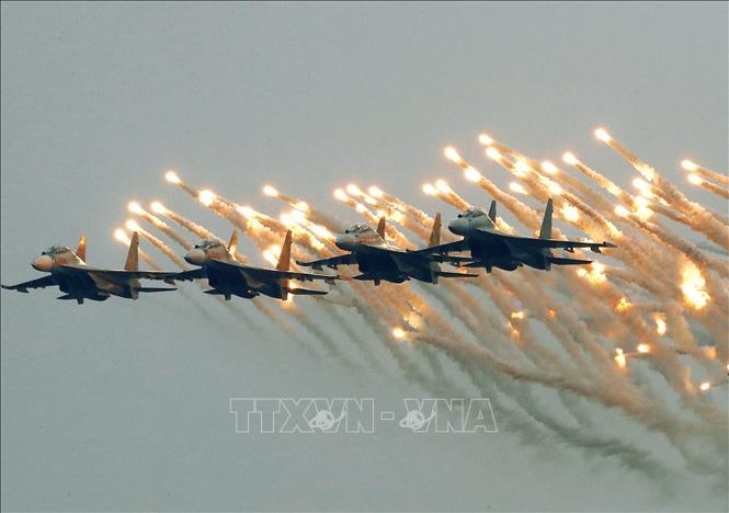 Biên đội 4 chiếc Su-30MK2 trình diễn trong ngày khai mạc với màn bay nhả đạn mồi bẫy tên lửa trên bầu trời Hà Nội. Ảnh: Lâm Khánh - TTXVN