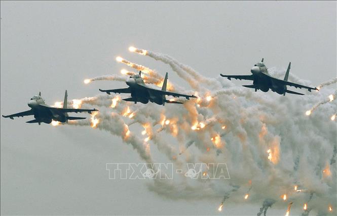 Biên đội Su-30MK2 trình diễn trong ngày khai mạc với màn bay nhả đạn mồi bẫy tên lửa trên bầu trời. Ảnh: Lâm Khánh - TTXVN