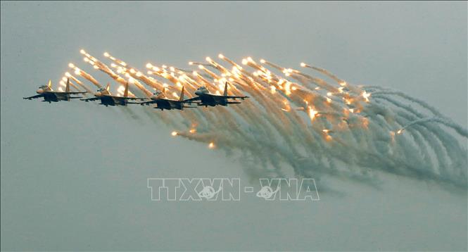 Biên đội 4 chiếc Su-30MK2 trình diễn trong ngày khai mạc với màn bay nhả đạn mồi bẫy tên lửa trên bầu trời Hà Nội. Ảnh: Lâm Khánh - TTXVN