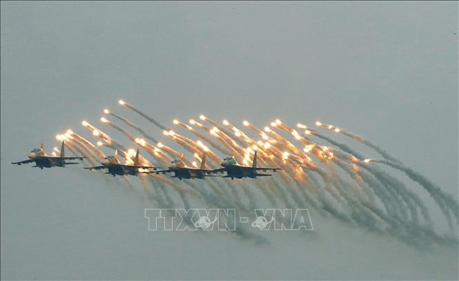 Biên đội 4 chiếc Su-30MK2 trình diễn trong ngày khai mạc với màn bay nhả đạn mồi bẫy tên lửa trên bầu trời Hà Nội. Ảnh: Lâm Khánh - TTXVN