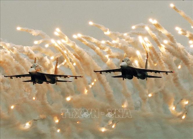 Hai chiếc Su-30MK2 trình diễn trong ngày khai mạc với màn bay nhả đạn mồi bẫy tên lửa trên bầu trời. Ảnh: Lâm Khánh - TTXVN
