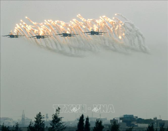 Biên đội 4 chiếc Su-30MK2 trình diễn trong ngày khai mạc với màn bay nhả đạn mồi bẫy tên lửa trên bầu trời. Ảnh: Lâm Khánh - TTXVN