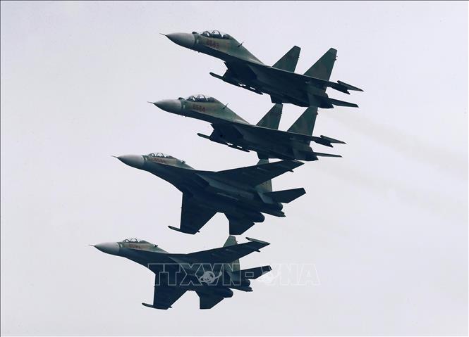 Biên đội 4 chiếc Su-30MK2 trình diễn trong ngày khai mạc. Ảnh: Lâm Khánh - TTXVN