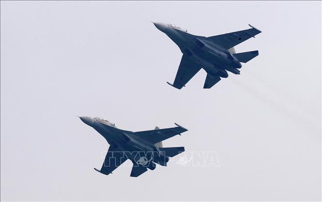 Biên đội chiếc Su-30MK2 trình diễn trong ngày khai mạc. Ảnh: Lâm Khánh - TTXVN