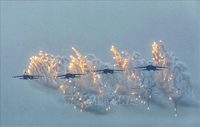 Trong ảnh: Màn trình diễn của máy bay Su-30 tại lễ khai mạc. Ảnh: Tuấn Anh - TTXVN