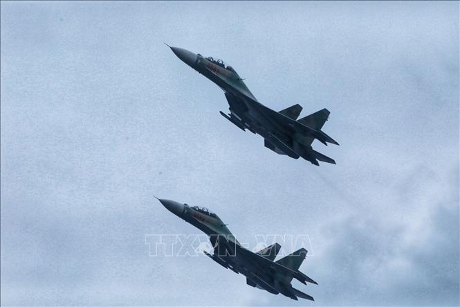 Trong ảnh: Màn trình diễn của máy bay Su-30 tại lễ khai mạc. Ảnh: Tuấn Anh - TTXVN