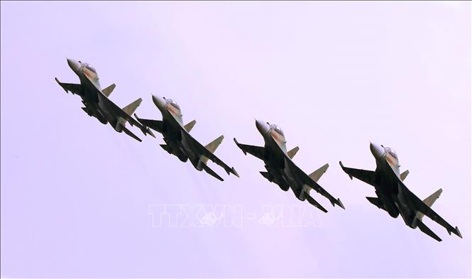 Màn trình diễn của Su-30 tại lễ khai mạc. Ảnh: Văn Điệp - TTXVN
