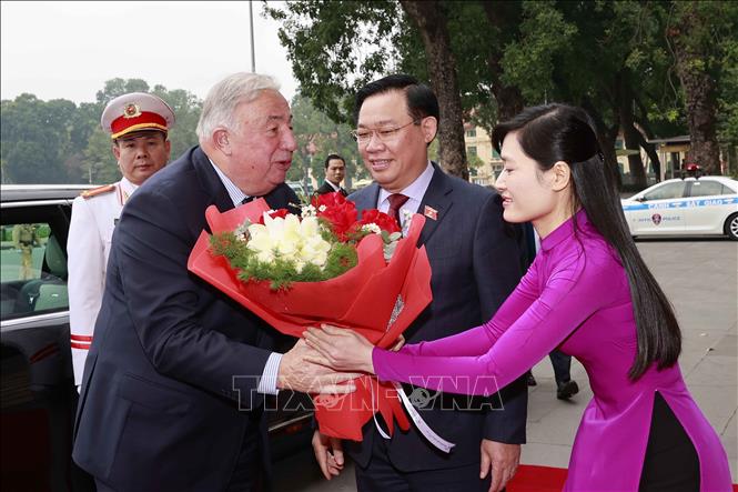 French Senate President Gérard Larcher is welcomed by National Assembly Chairman Vuong Dinh Hue. VNA Photo: Doãn Tấn