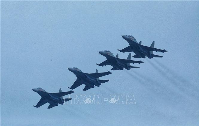 Trong ảnh: Màn trình diễn của máy bay Su-30 tại lễ khai mạc. Ảnh: Tuấn Anh - TTXVN
