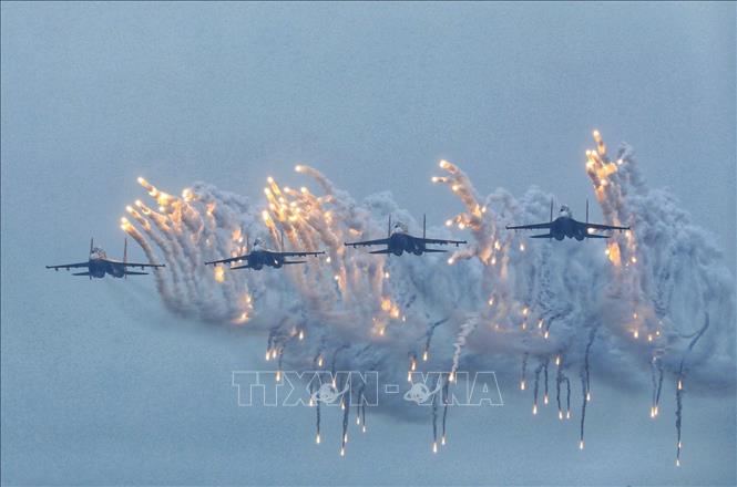 Trong ảnh: Màn trình diễn của máy bay Su-30 tại lễ khai mạc. Ảnh: Tuấn Anh - TTXVN