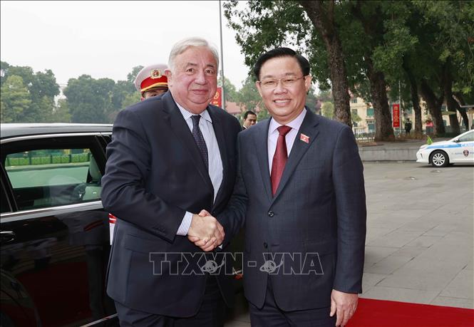 French Senate President Gérard Larcher is welcomed by National Assembly Chairman Vuong Dinh Hue. VNA Photo: Doãn Tấn