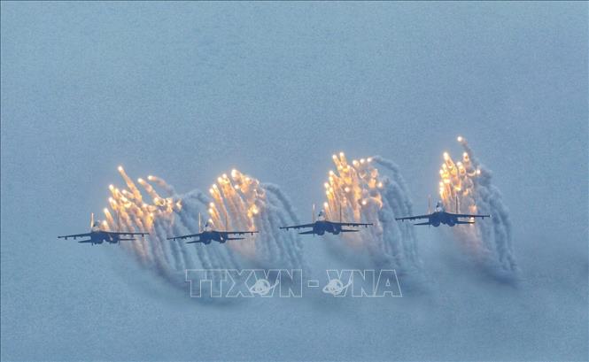 Trong ảnh: Màn trình diễn của máy bay Su-30 tại lễ khai mạc. Ảnh: Tuấn Anh - TTXVN