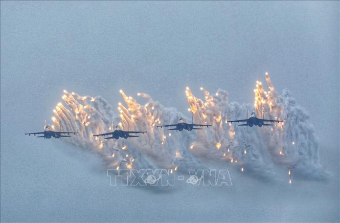 Trong ảnh: Màn trình diễn của máy bay Su-30 tại lễ khai mạc. Ảnh: Tuấn Anh - TTXVN