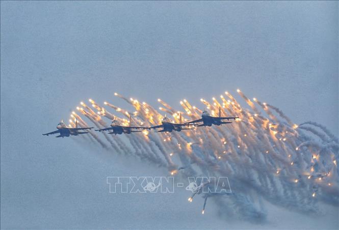 Trong ảnh: Màn trình diễn của máy bay Su-30 tại lễ khai mạc. Ảnh: Tuấn Anh - TTXVN
