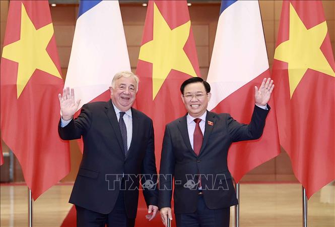 National Assembly Chairman Vuong Dinh Hue and French Senate President Gérard Larcher pose for photo. VNA Photo: Doãn Tấn