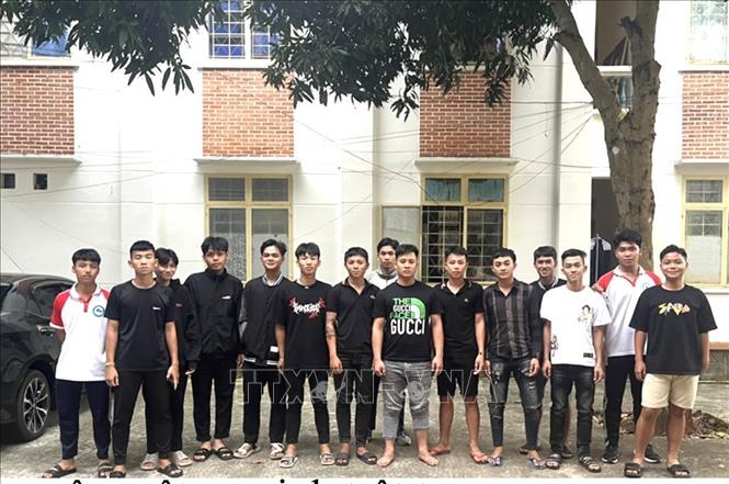 Trong ảnh: Các đối tượng trong vụ đánh nhau gây rối trật tự công cộng. Ảnh: TTXVN phát