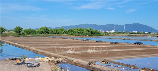 Trong ảnh: Các ruộng muối ở xã An Ngãi, huyện Long Điền chưa thể sản xuất vì thời tiết mưa kéo dài. Ảnh: Hoàng Nhị -TTXVN