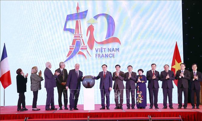 National Assembly Chairman Vuong Dinh Hue, French Senate President Gérard Larcher and delegates launch celebrations of the 50th anniversary of Vietnam-France diplomatic ties. VNA Photo: Doãn Tấn