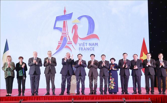 National Assembly Chairman Vuong Dinh Hue, French Senate President Gérard Larcher and delegates launch celebrations of the 50th anniversary of Vietnam-France diplomatic ties. VNA Photo: Doãn Tấn