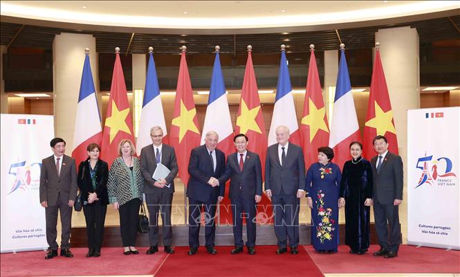 National Assembly Chairman Vuong Dinh Hue and French Senate President Gérard Larcher attend the ceremony. VNA Photo: Doãn Tấn
