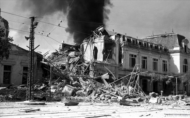 Ga Hàng Cỏ (Hà Nội) - Điểm giao thông quan trọng của Thủ đô - bị máy bay Mỹ ném bom phá hủy trưa ngày 21/12/1972. Ảnh: Minh Trường - TTXVN