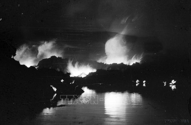 Máy bay B.52 của giặc Mỹ bị quân dân Thủ đô bắn rơi đang bốc cháy dữ dội ngày 27/12/1972. Ảnh: Minh Trường – TTXVN
