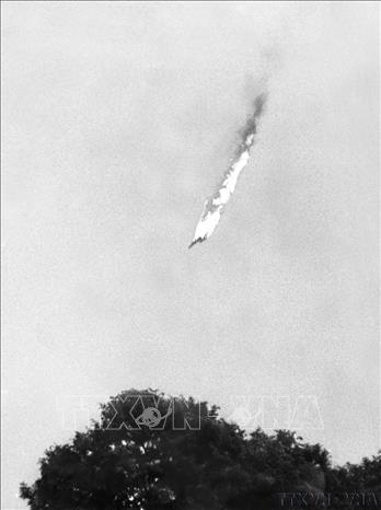 Máy bay Mỹ bị quân dân Hà Nội bắn rơi đang bốc cháy trên bầu trời Thủ đô. Ảnh: TTXVN

