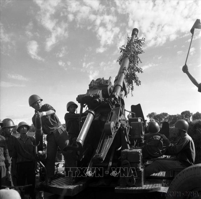 Tự vệ xí nghiệp Đóng xe ca quận Ba Đình Hà Nội đánh trả máy bay Mỹ trong “ 12 ngày đêm Điện Biên Phủ trên không” ở Hà Nội năm 1972. Ảnh: Minh Lộc-TTXVN
