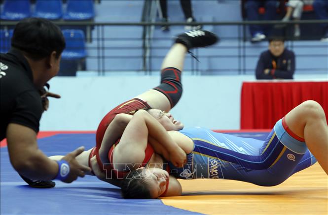 Một miếng đánh giữa 2 VĐV Hoàng Ngọc Trinh (Thừa Thiên – Huế, áo đỏ) và Đinh Thị Ngọc Anh (Phú Thọ). Ảnh: Trần Việt - TTXVN