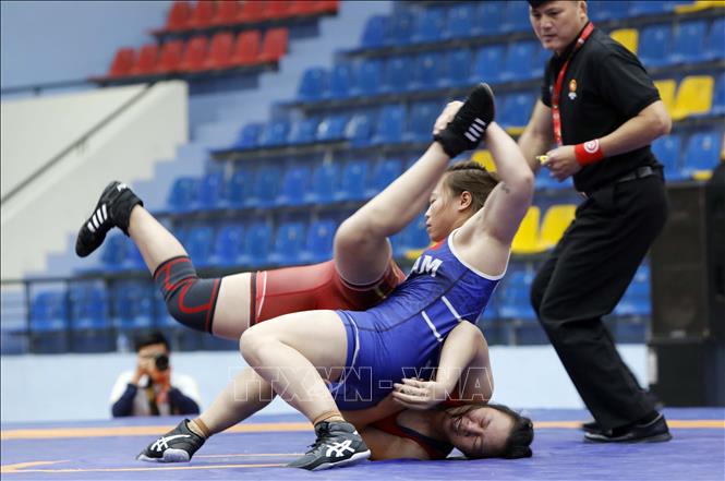 Một miếng đánh hay giữa 2 VĐV Hoàng Ngọc Trinh (Thừa Thiên – Huế, áo đỏ) và Nguyễn Thị Vinh (Thanh Hóa). Ảnh: Trần Việt - TTXVN