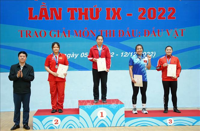 Các VĐV nhận huy chương ở hạng cân 72 kg môn Vật tự do nữ. Ảnh: Trần Việt - TTXVN