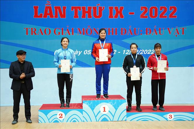 Các VĐV nhận huy chương các loại hạng cân 68 kg Vật tự do nữ. Ảnh: Trần Việt - TTXVN