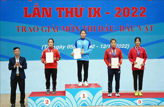 Các VĐV nhận huy chương các loại hạng cân 59 kg Vật tự do nữ. Ảnh: Trần Việt - TTXVN