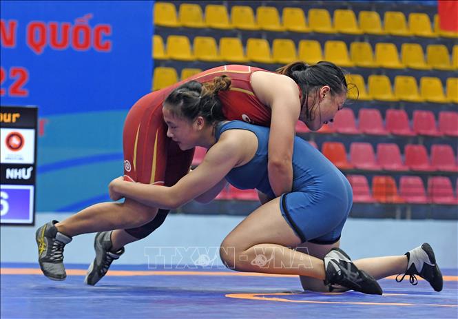 Một miếng đánh giữa 2 VĐV Lương Thị Quyên (Thanh Hóa, áo đỏ) và Lê Thị Quỳnh Như (Thừa Thiên – Huế) hạng cân 68 kg. Ảnh: Trần Việt - TTXVN