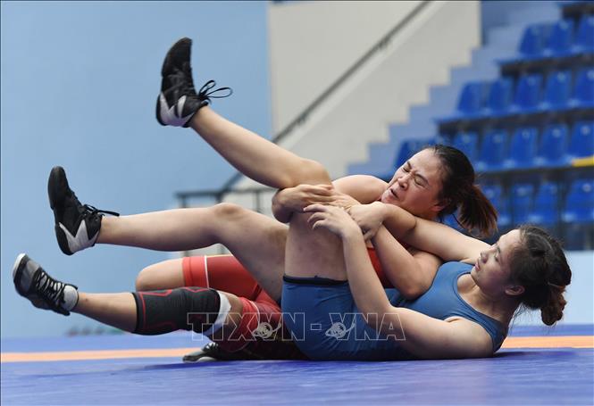 Một miếng đánh giữa 2 VĐV Lương Thị Quyên (Thanh Hóa, áo đỏ) và Lê Thị Quỳnh Như (Thừa Thiên – Huế) hạng cân 68 kg. Ảnh: Trần Việt - TTXVN