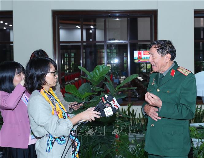 Trung tướng Phạm Tuân, Anh hùng LLVT nhân dân, người từng tham gia chiến dịch 12 ngày đêm Hà Nội - Điện Biên Phủ trên không trả lời phỏng vấn. Ảnh: Trọng Đức - TTXVN