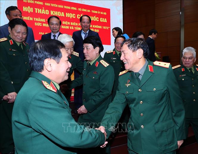 Trung tướng Phạm Tuân, Anh hùng LLVT nhân dân với các đại biểu. Ảnh: Trọng Đức - TTXVN