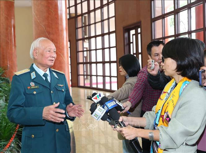 Trung tướng Nguyễn Văn Phiệt, Anh hùng LLVT nhân dân, từng tham gia trận đánh Hà Nội - Điện Biên Phủ trên không 1972 trả lời phỏng vấn. Ảnh: Trọng Đức - TTXVN