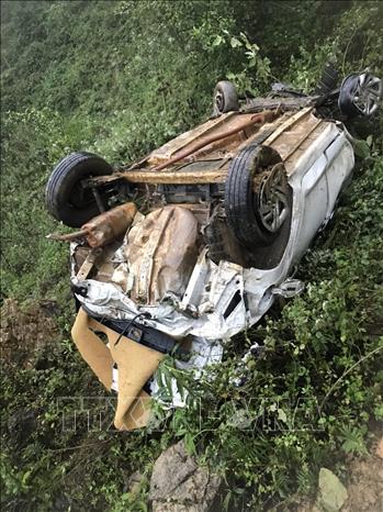 Trong ảnh: Chiếc xe taxi tự gây tai nạn bị lật ngửa, hư hỏng nặng. Ảnh: TTXVN phát
