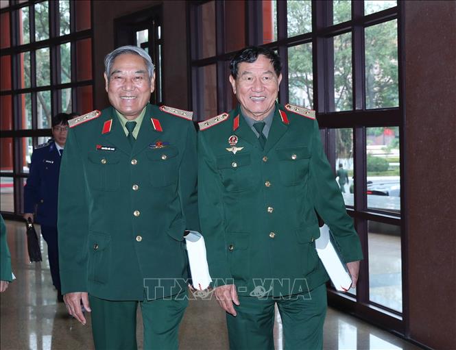 (Từ trái sang) Trung tướng, Anh hùng LLVT Nguyễn Đức Soát, Trung tướng, Anh hùng LLVT Phạm Tuân dự hội thảo. Ảnh: Trọng Đức - TTXVN