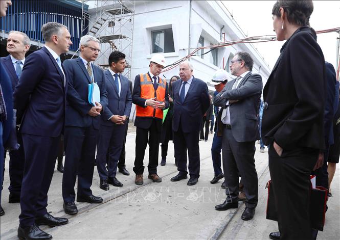 Chủ tịch Thượng viện Cộng hòa Pháp Gérard Larcher thăm khu Trung tâm điều khiển và bảo dưỡng, sửa chữa tàu của tuyến đường sắt đô thị số 3. Ảnh: Phạm Kiên - TTXVN