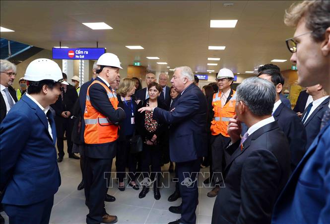 Chủ tịch Thượng viện Cộng hòa Pháp Gérard Larcher trao đổi với lãnh đạo Ban Quản lý dự án tuyến đường sắt đô thị số 3. Ảnh: Phạm Kiên - TTXVN