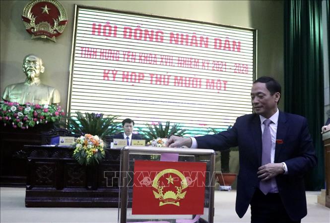 Trong ảnh: Ông Trần Quốc Văn, Chủ tịch UBND tỉnh Hưng Yên, bỏ phiếu bầu chức danh Phó Chủ tịch UBND tỉnh. Ảnh: Đỗ Huyền - TTXVN