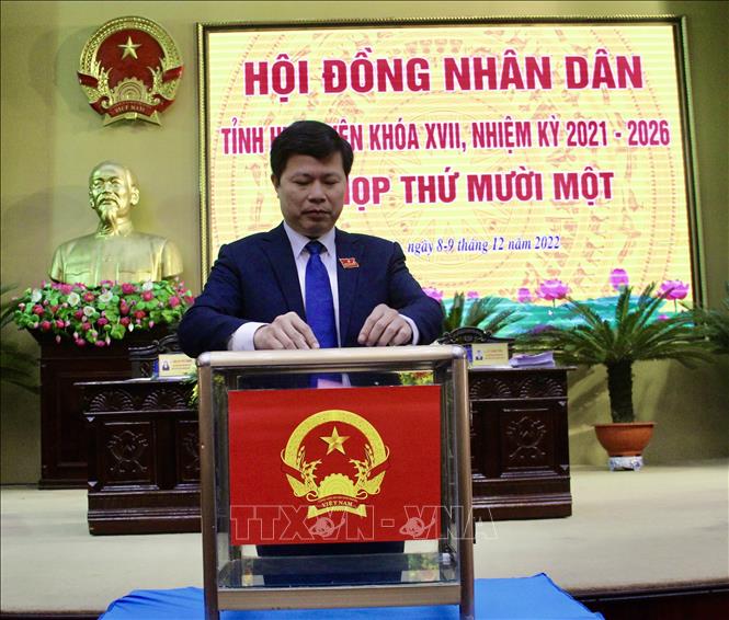 Trong ảnh: Ông Trần Quốc Toản, Chủ tịch HĐND tỉnh Hưng Yên, bỏ phiếu bầu chức danh Phó Chủ tịch UBND tỉnh. Ảnh: Đỗ Huyền - TTXVN