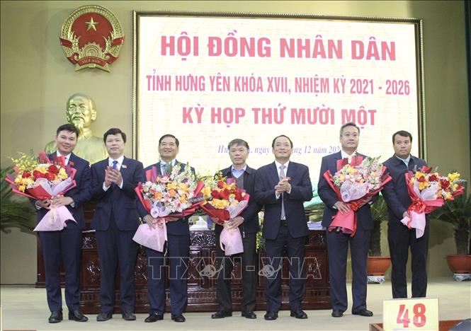 Trong ảnh: Lãnh đạo tỉnh Hưng Yên tặng hoa chúc mừng các đồng chí được bầu chức danh mới và miễn nhiệm nhiệm kỳ 2021 - 2026. Ảnh: Đỗ Huyền - TTXVN