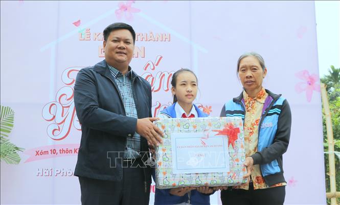 Ông Lương Thế Quý, Phó Chủ tịch Ủy ban nhân dân huyện An Dương tặng quà chúc mừng gia đình em Nguyễn Thị Hiền. Ảnh: Minh Thu - TTXVN