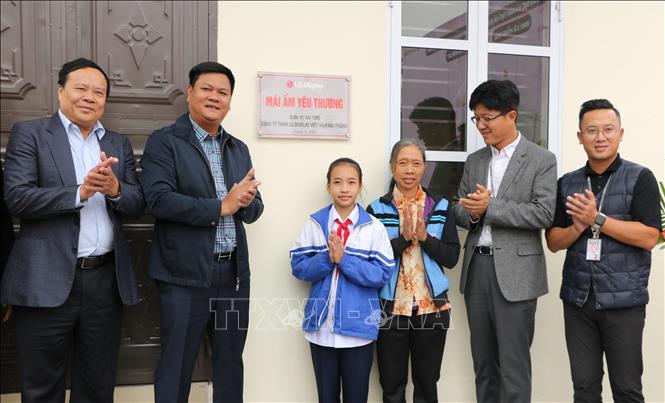 Lãnh đạo LG Display và lãnh đạo huyện An Dương chúc mừng gia đình em Nguyễn Thị Hiền đón mừng nhà mới. Ảnh: Minh Thu- TTXVN